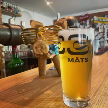 Photo d'une bière posé sur le bar