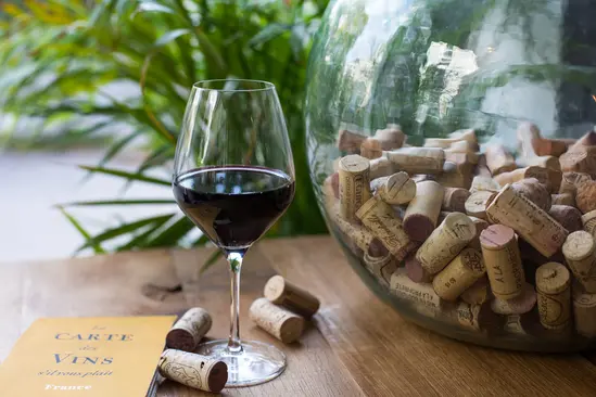 Photo d'un verre de vin sur une table
