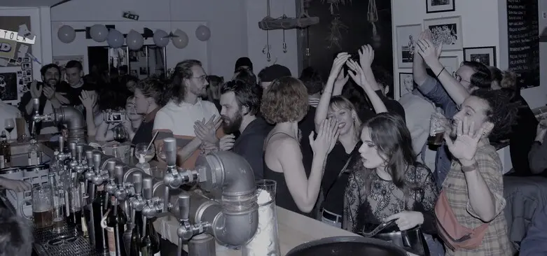 Photo d'un groupe de personne au bar de L'Etabli